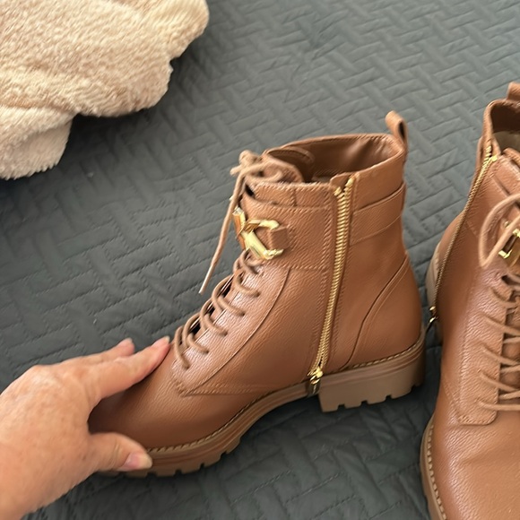 A beautiful set of ankle boots. Only worn twice. - Picture 2 of 4